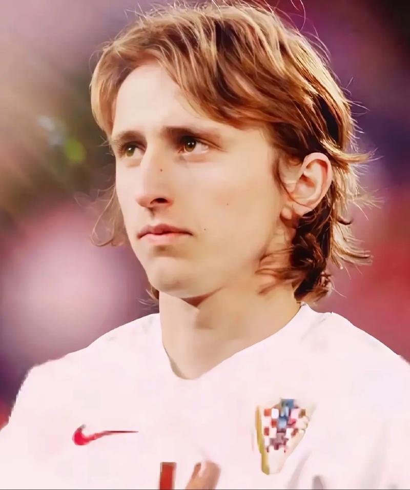 B费社媒连发“炒掉英力士”“曼联烂透了”，俱乐部紧急发声明