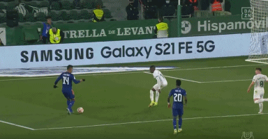 米兰0比1不敌拉齐奥，这场比赛再次证明，米兰需要一个中锋