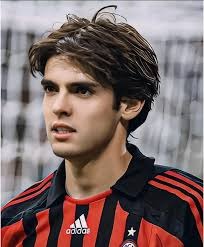 TA：因现代足球重视边路与攻防转换，菱形中场阵型已几乎绝迹